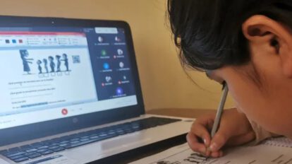 Una niña pasa clases a distancia debido al aumento de infecciones respiratorias
