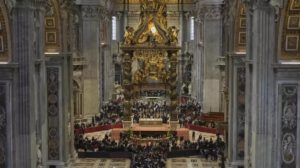 Fieles hacen fila para despedir al Papa Francisco en la Basílica de San Pedro