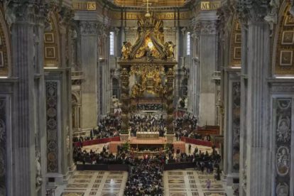 Fieles hacen fila para despedir al Papa Francisco en la Basílica de San Pedro