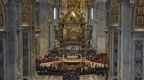 Fieles hacen fila para despedir al Papa Francisco en la Basílica de San Pedro