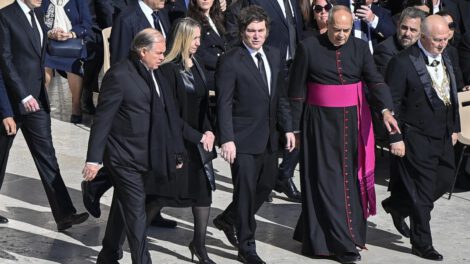 Javier Milei responde críticas sobre su llegada tardía al funeral del Papa Francisco