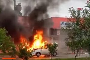 Incendio de vehículo en Santa Cruz