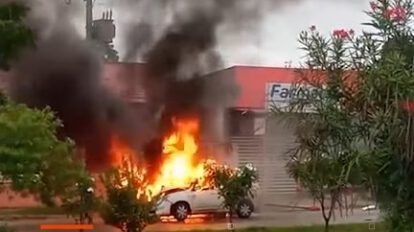 Incendio de vehículo en Santa Cruz