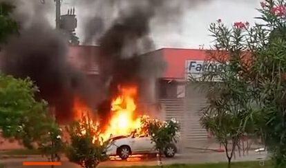 Incendio de vehículo en Santa Cruz