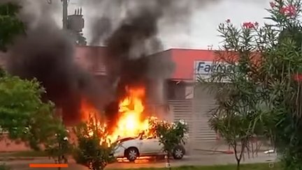 Incendio de vehículo en Santa Cruz