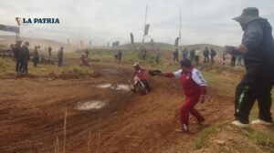 Motociclistas orureños en competencia nacional