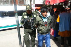 Allanan inmueble y detienen a un sujeto con marihuana en Challapata