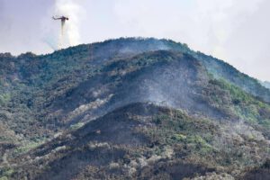 Incendio forestal en Daegu controlado por helicópteros