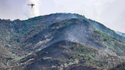 Incendio forestal en Daegu controlado por helicópteros