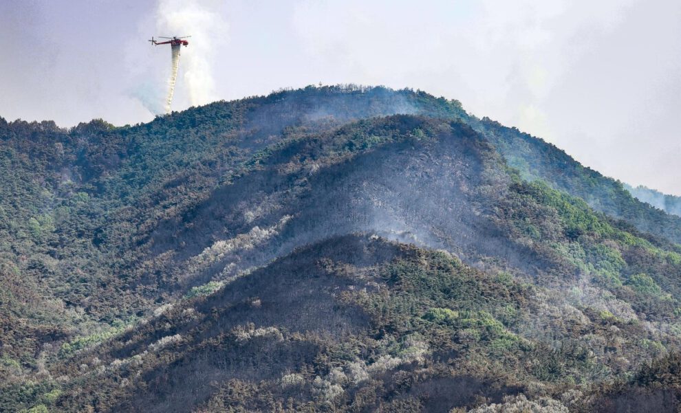 Incendio forestal en Daegu controlado por helicópteros