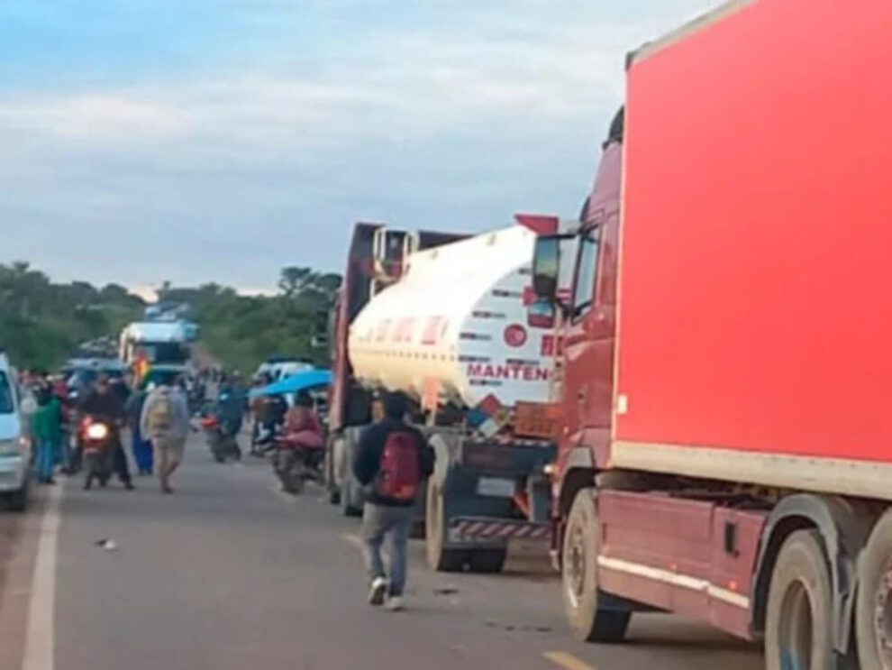 Rutas bloqueadas en Santa Cruz por demandas indígenas y transportistas