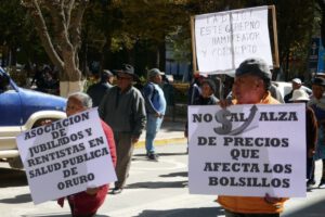 Jubilados marchan contra aumento de precios en la canasta familiar