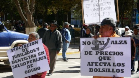 Jubilados marchan contra aumento de precios en la canasta familiar