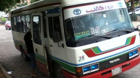 Micro embiste a padre e hijo en Santa Cruz