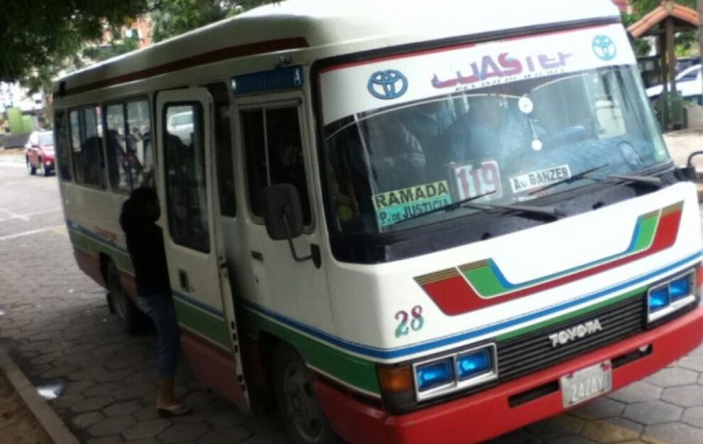 Micro embiste a padre e hijo en Santa Cruz