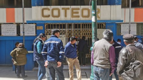 Protesta de trabajadores de Coteor R.L. cerrando calles céntricas