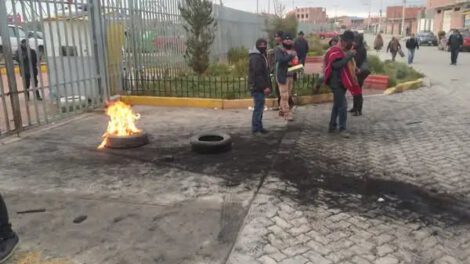 Comunarios de Pomamaya cercan la Alcaldía alteña