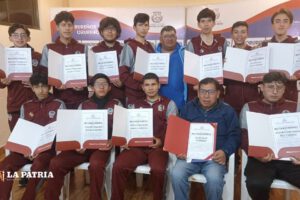 Club 10 de Febrero recibe reconocimiento por su título en voleibol