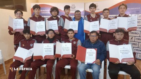 Club 10 de Febrero recibe reconocimiento por su título en voleibol