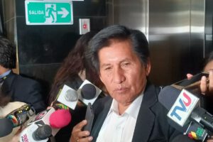 Incremento salarial defendido por el senador Félix Ajpi