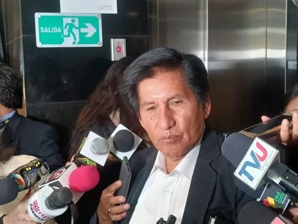 Incremento salarial defendido por el senador Félix Ajpi