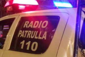 Patrulla policial cae al río en El Alto