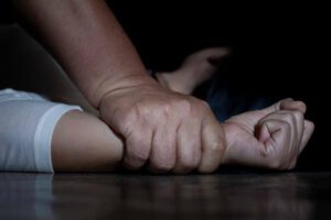 Feminicidio en Tarija: Joven madre muere tras disparo en el cuello
