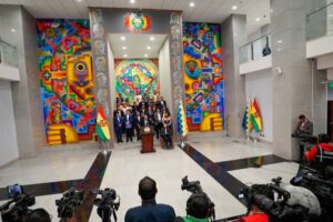 Gobierno firma contratos publicitarios por Bs. 52 millones con medios nacionales