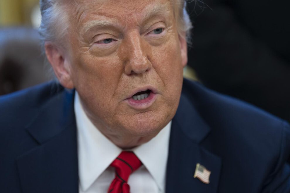 Trump recorta financiación a medios