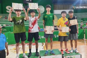 Premiación en el nacional de tenis de mesa con Gabriel Condori y Ángel Aguilar