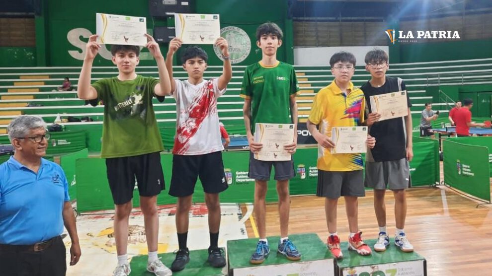Premiación en el nacional de tenis de mesa con Gabriel Condori y Ángel Aguilar