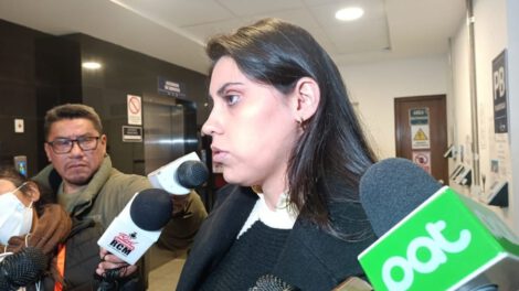 La senadora Andrea Barrientos discute la Ley del TREP