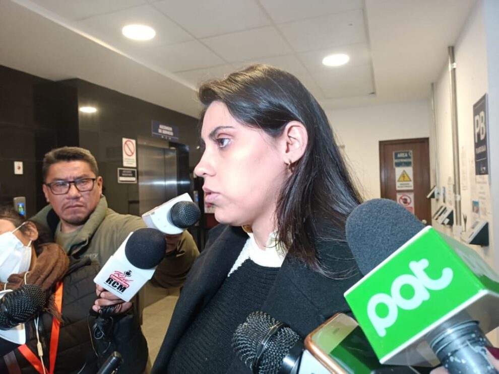 La senadora Andrea Barrientos discute la Ley del TREP