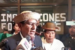 Félix Patzi en contacto con los medios de comunicación