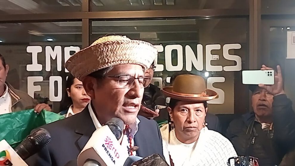 Félix Patzi en contacto con los medios de comunicación