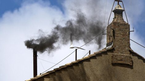 fumata negra en el Vaticano