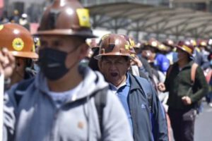 Mineros del Norte paceño exigen más dotación de diésel