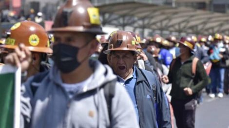 Mineros del Norte paceño exigen más dotación de diésel