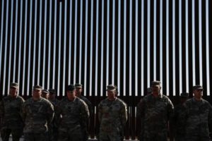 Vista de tropas de la Guardia Nacional en la frontera de Estados Unidos con México