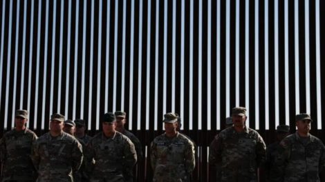 Vista de tropas de la Guardia Nacional en la frontera de Estados Unidos con México