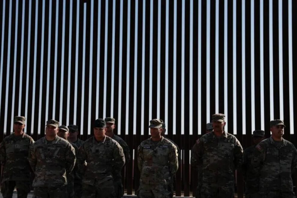 Vista de tropas de la Guardia Nacional en la frontera de Estados Unidos con México
