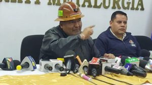El ministro de Minería y Metalurgia, Alejandro Santos, en conferencia de prensa sobre minería ilegal