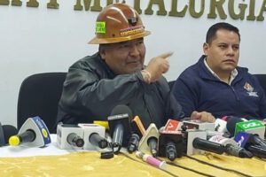 El ministro de Minería y Metalurgia, Alejandro Santos, en conferencia de prensa sobre minería ilegal