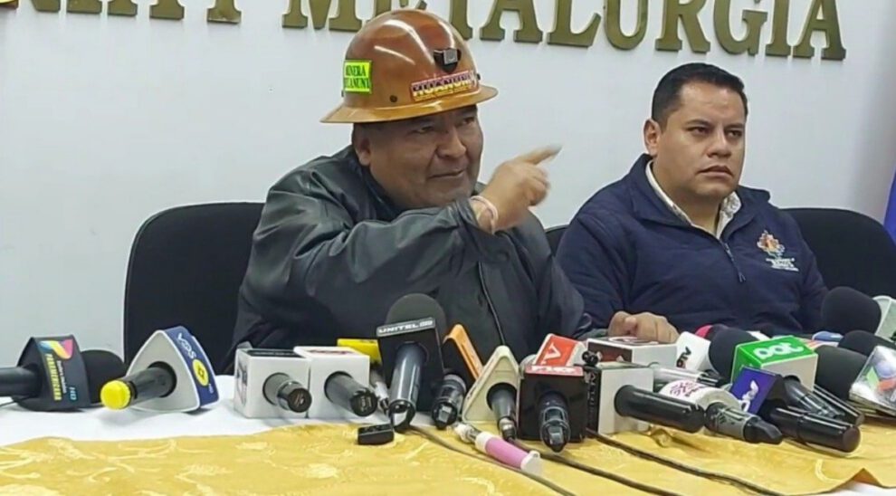 El ministro de Minería y Metalurgia, Alejandro Santos, en conferencia de prensa sobre minería ilegal