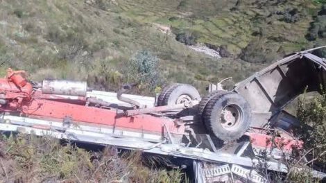 Accidente en Charazani con camión tipo Nissan Cóndor