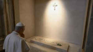 León XIV reza ante la tumba de Francisco