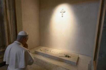 León XIV reza ante la tumba de Francisco