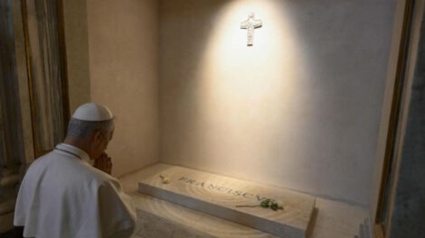 León XIV reza ante la tumba de Francisco