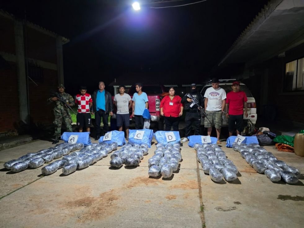 Aprehenden a seis personas con marihuana en la carretera a Santa Cruz