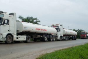 Bloqueos en Cochabamba afectan el abastecimiento de combustible nacional